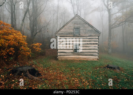 Chalet dans le brouillard et la couleur en automne à Peaks of Otter, sur le Blue Ridge Parkway en Virginie. Banque D'Images