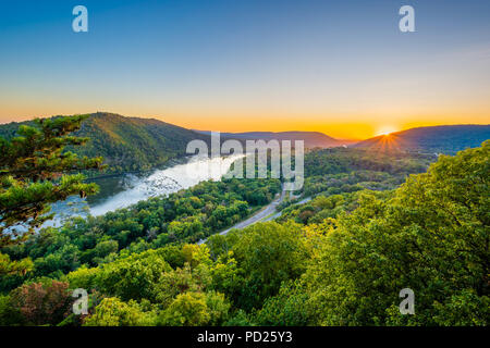 Vue du coucher de soleil de la rivière Potomac, de falaises Weverton, près de Harpers Ferry, West Virginia. Banque D'Images