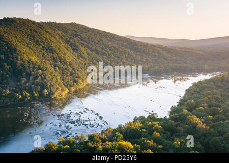 Vue du coucher de soleil de la rivière Potomac, de falaises Weverton, près de Harpers Ferry, West Virginia. Banque D'Images