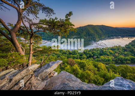 Vue du coucher de soleil de la rivière Potomac, de falaises Weverton, près de Harpers Ferry, West Virginia. Banque D'Images