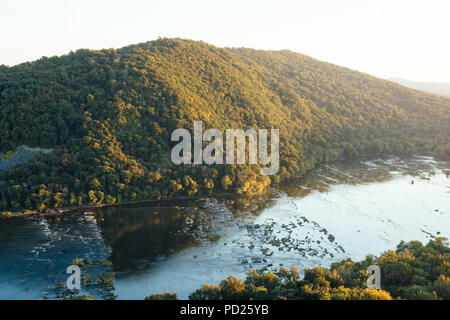 Vue du coucher de soleil de la rivière Potomac, de falaises Weverton, près de Harpers Ferry, West Virginia. Banque D'Images