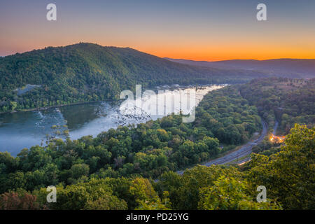 Vue du coucher de soleil de la rivière Potomac, de falaises Weverton, près de Harpers Ferry, West Virginia. Banque D'Images