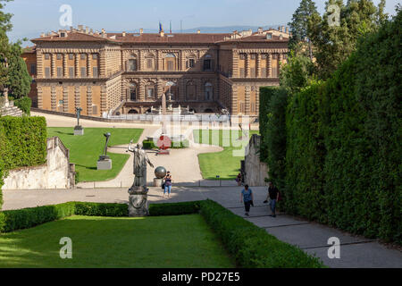 Un coup de feu tiré de l'arrière-plan du Palais Pitti à un tirage au niveau de la "fontaine de Neptune" plate-forme. L'arrière du Palais Pitti. Banque D'Images