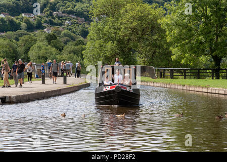 Un grand classique de quitter le pont-canal de Pontcysyllte sur la rivière Dee à Trevor Basin sur le sentier du canal de Llangollen, North East Wales. UK Banque D'Images