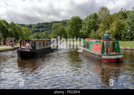 Un grand classique de sortir aux côtés d'un autre entrant dans l'Aqueduc de Pontcysyllte sur la rivière Dee à Trevor Basin près de Llangollen North East Wales. Banque D'Images