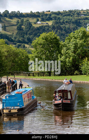 Un grand classique de quitter le pont-canal de Pontcysyllte sur la rivière Dee à Trevor Basin sur le sentier du canal de Llangollen, North East Wales. UK Banque D'Images