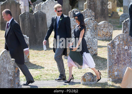 Photo datée du 4 août 2018 montre Meghan Markle, la duchesse de Sussex, et le prince Harry laissant le mariage de Charlie Van Straubenzee et Daisy Jenks à l'église de Sainte Marie la Vierge, Frensham, Surrey, le samedi après-midi. Le prince Harry, duc de Sussex, était le meilleur homme et était accompagné de sa femme Meghan, la duchesse de Sussex. Banque D'Images