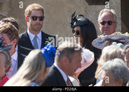 Photo datée du 4 août 2018 montre Meghan Markle, la duchesse de Sussex, et le prince Harry laissant le mariage de Charlie Van Straubenzee et Daisy Jenks à l'église de Sainte Marie la Vierge, Frensham, Surrey, le samedi après-midi. Le prince Harry, duc de Sussex, était le meilleur homme et était accompagné de sa femme Meghan, la duchesse de Sussex. Banque D'Images