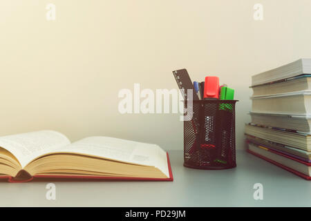 Pile de livres, livre ouvert et outils de l'école sur la table. Retour à l'école et l'éducation concept Banque D'Images