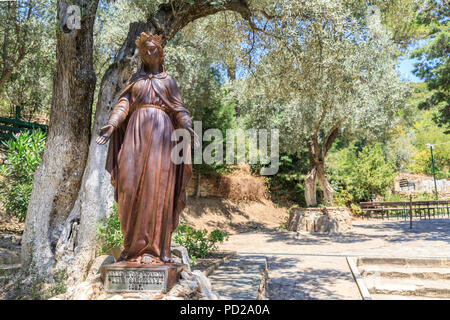 Statue de la Vierge Marie dans la cour de la Maison de la Vierge Marie. La Maison de la Vierge Marie (Meryemana), l'on croit être la dernière résidence de Marie Banque D'Images