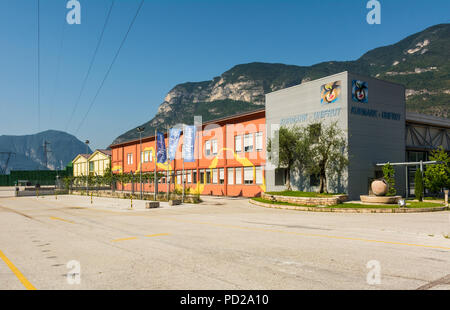 Magrè sur la Route des vins du Tyrol du Sud, Bolzano, Italie -Coop. Kurmark-Unifruit bâtiment : Centre de traitement et de vente Apple 'Marlene'. Banque D'Images