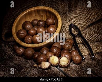 Fermer le macadamia sur table en bois. Banque D'Images