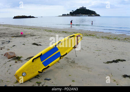 Un des sauveteurs paddle board sur la plage en face de St Michael's Mount, Marazion, Cornwall, UK - John Gollop Banque D'Images