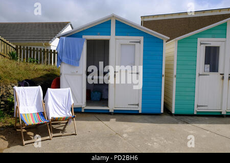 Bude, Cornwall, UK. Météo britannique. Une cabane de plage typique de voitures en Angleterre avec deux transats sur une chaude journée d'été Banque D'Images