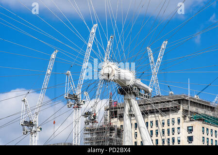 Haubanage de roue du millénaire pour le développement avec les fils de grues de chantier de Southbank, London, UK. London Eye. Fusée moyeu central, Banque D'Images