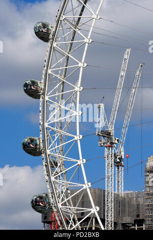 Haubanage de roue du millénaire pour le développement avec les fils de grues de chantier de Southbank, London, UK. London Eye. Avec les gens Banque D'Images