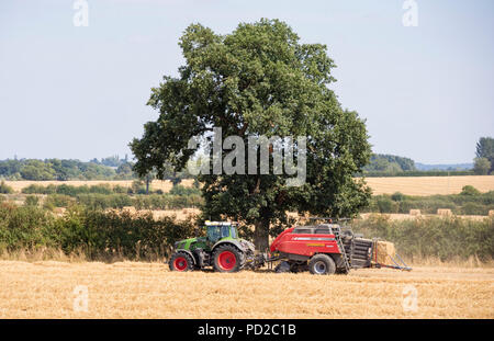 Hay écoper d'une ferme, England, UK Banque D'Images