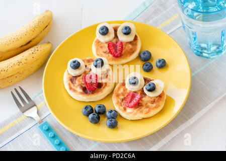 Fun food for kids. Crêpes de funny faces d'animaux colorés sur la plaque jaune. Repas pour les enfants. Selective focus Banque D'Images