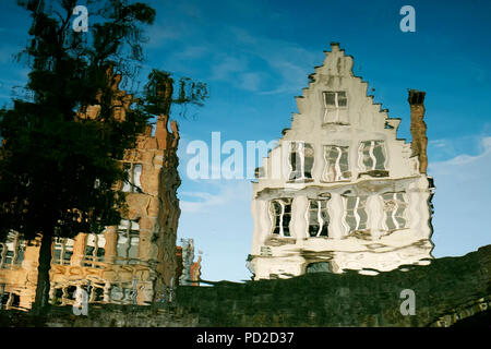 Maisons de réflexions déformée dans un canal, Bruges, Belgique Banque D'Images