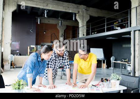 Les entrepreneurs d'affaires contemporain Planification des projets Banque D'Images