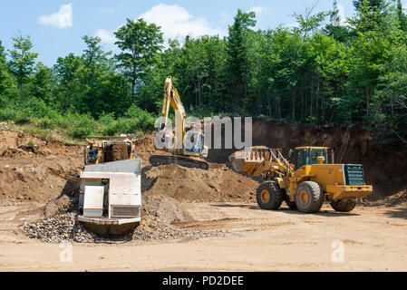 Machinerie lourde travaillant dans une carrière de sable et de gravier dans les Adirondacks, NY USA Banque D'Images