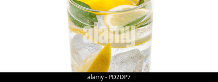 Un pot de verre de glace, lobules de citron jaune frais et l'eau claire. Banque D'Images