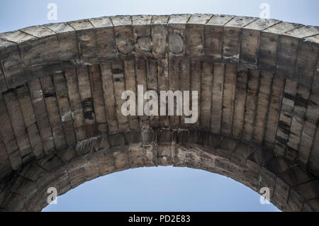 Intrados de l'Arc romain de Trajan, l'accès à la passerelle monumentale ancienne Emerita Augusta, Mérida, Espagne Banque D'Images