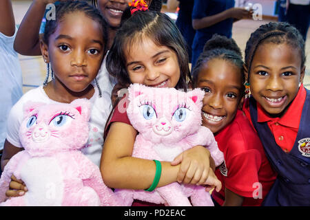 Miami Florida,Miami Dade County,Coconut Grove,Virrick Park,Christmas Toy Giveaway,offrez, vacances communautaires,faible revenu,hispanique Afrique Noire Banque D'Images