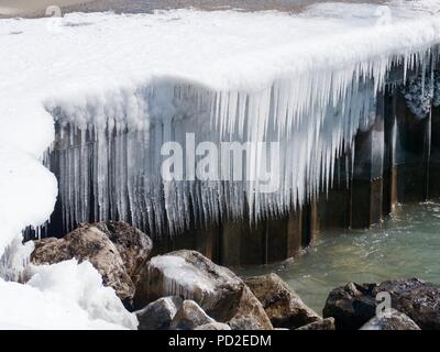 Beaucoup de glaçons sur la jetée en hiver à Chicago sur le lac Michigan Banque D'Images