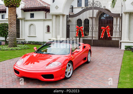 Boca Raton Florida, Royal Palm, haut de gamme revenu, maison résidence maison maison maison maison maison allée, décorations de Noël rouge Ferrari sport voiture porte de sécurité Banque D'Images