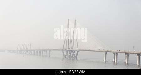 Le Bandra Worli sea link également connu sous le nom de lien Rajiv Gandhi, avant le lever du soleil, Mumbai, Inde. Banque D'Images