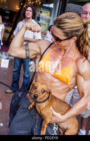 Florida Coconut GroveMiami Dade,Miami Dade County,Miami,adulte femmes femme femme dame,musclé,musculation,fitness,forme,flexion,muscle,chien Banque D'Images