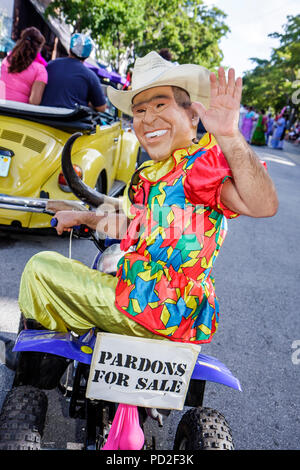 Miami Florida,Miami Dade County,Coconut Grove,King Mango Strut,annuel,parade communautaire,satire,parodie,homme hommes adultes,participant,drôle,humour Banque D'Images