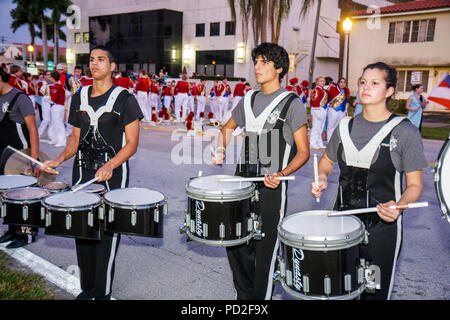 Miami Florida,Miami Dade County,Coral Gables,Junior Orange Bowl Parade,zone de rassemblement,communauté,famille parents parents enfants,événement,yout Banque D'Images