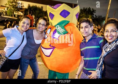 Miami Florida, Miami Dade County, Coral Gables, Junior Orange Bowl Parade, zone de rassemblement famille parents parents parents enfants, jeune, hispanique garçon b Banque D'Images