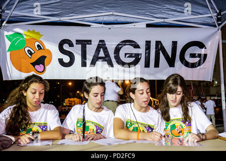 Miami Florida,Miami Dade County,Coral Gables,Junior Orange Bowl Parade,zone de rassemblement,communauté,famille parents parents enfants,événement,yout Banque D'Images