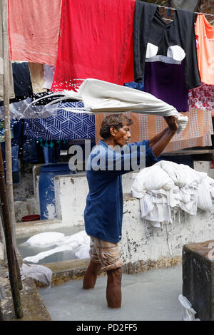 Les travailleurs de Dhobi Ghat (Mahalaxmi Dhobi Ghat) une laverie en plein air bien connu à Mumbai, Inde. Banque D'Images