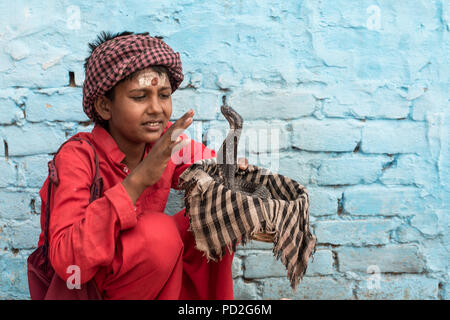 Charmeur de serpents de jeunes dans les rues de Varanasi, Uttar Pradesh, Inde Banque D'Images