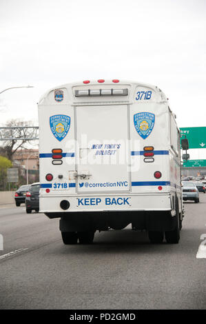 New York City bus Corrections sur l'ouest de Grand Central Parkway Banque D'Images