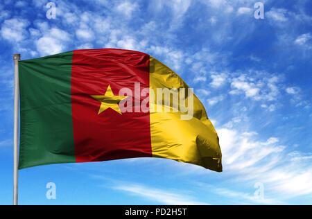 Drapeau national du Cameroun sur un poteau en face de ciel bleu. Banque D'Images