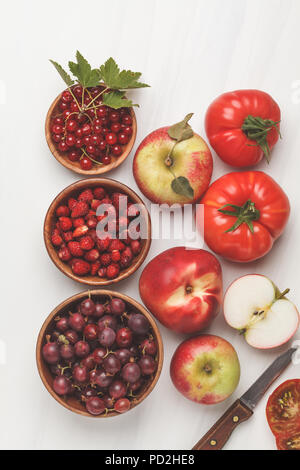 Assortiment d'aliments rouge sur fond blanc, vue d'en haut. Les fruits et légumes contenant du lycopène. Arrière-plan de l'alimentation végétalienne saine. Banque D'Images