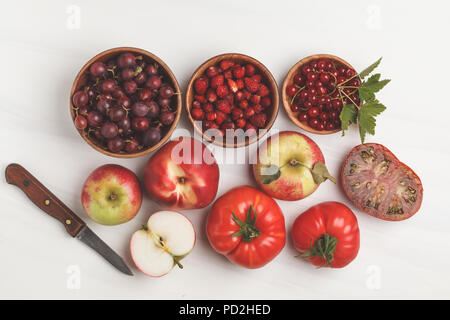 Assortiment d'aliments rouge sur fond blanc, vue d'en haut. Les fruits et légumes contenant du lycopène. Arrière-plan de l'alimentation végétalienne saine. Banque D'Images