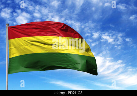 Drapeau national de Bolivie sur un poteau en face de ciel bleu. Banque D'Images