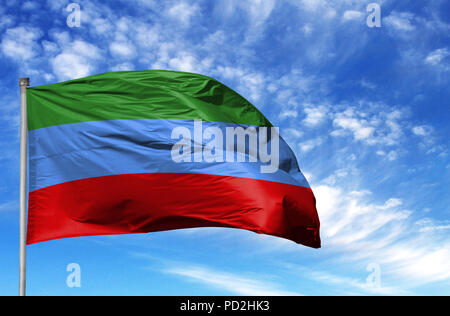 Drapeau national du Daghestan sur un poteau en face de ciel bleu. Banque D'Images