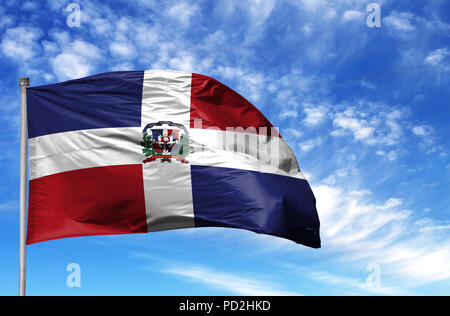 Drapeau national de la République dominicaine sur un poteau en face de ciel bleu. Banque D'Images