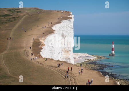 Les personnes bénéficiant de l'été chaud et ensoleillé météo à Beachy Head dans l'East Sussex, UK Banque D'Images