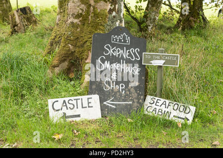 Château de Skipness, Fumoir Skipness et fruits de mer de Skipness signes cabine, immobiliers, par Skipness Tarbert, Argyll, Scotland, UK Banque D'Images