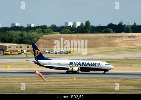 Ryanair Boeing 737-8comme à l'atterrissage à l'aéroport de Birmingham, UK (AE-EVB) Banque D'Images