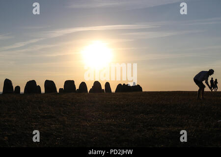 2 août 2018 Kaseberga , Suède Ales Stenar (ALE) pierres de Stonehenge suédois appelé aussi complexe à la colline, sur la côte de la mer Baltique. Ales Stenat Banque D'Images