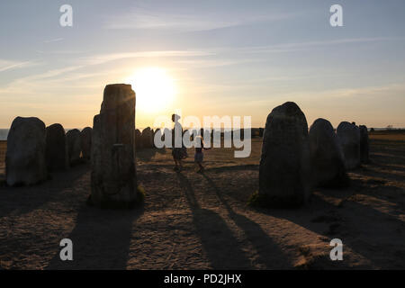 2 août 2018 Kaseberga , Suède Ales Stenar (ALE) pierres de Stonehenge suédois appelé aussi complexe à la colline, sur la côte de la mer Baltique. Ales Stenat Banque D'Images